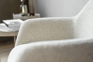 lichte beige stoel met armleuningen van Gusj