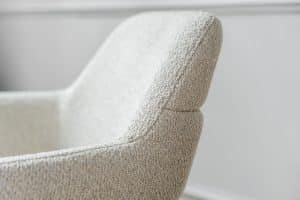 lichte beige stoel met armleuningen van Gusj