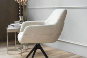 lichte beige stoel met armleuningen van Gusj