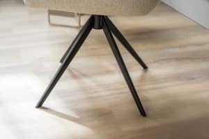 lichte beige stoel met armleuningen van Gusj