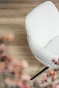lichte beige stoel met armleuningen van Gusj