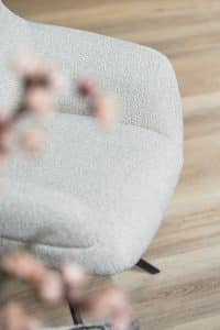 lichte beige stoel met armleuningen van Gusj