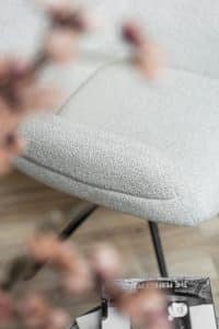 lichte beige stoel met armleuningen van Gusj