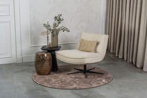 Beige fauteuil van Gusj met zwarte poot