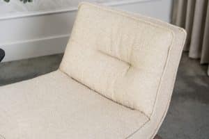 Beige fauteuil van Gusj met zwarte poot