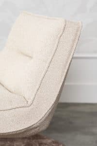 Beige fauteuil van Gusj met zwarte poot