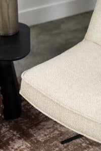 Beige fauteuil van Gusj met zwarte poot
