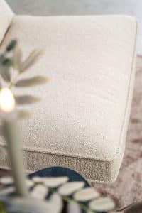 Beige fauteuil van Gusj met zwarte poot