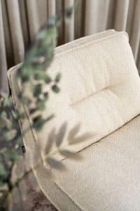Beige fauteuil van Gusj met zwarte poot