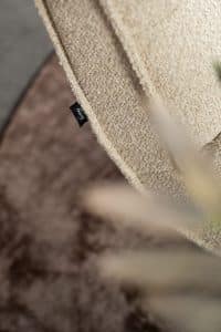 Beige fauteuil van Gusj met zwarte poot