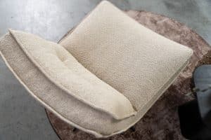 Beige fauteuil van Gusj met zwarte poot