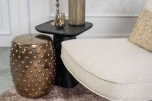 Beige fauteuil van Gusj met zwarte poot