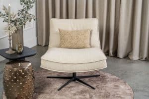 Beige fauteuil van Gusj met zwarte poot