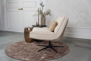 Beige fauteuil van Gusj met zwarte poot