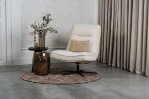 Beige fauteuil van Gusj met zwarte poot