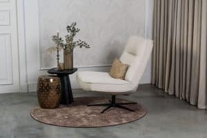 Beige fauteuil van Gusj met zwarte poot