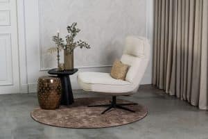 Beige fauteuil van Gusj met zwarte poot