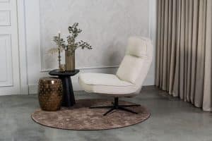 Beige fauteuil van Gusj met zwarte poot