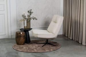 Beige fauteuil van Gusj met zwarte poot