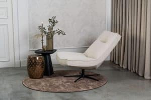 Beige fauteuil van Gusj met zwarte poot