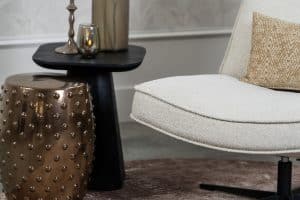 Beige fauteuil van Gusj met zwarte poot