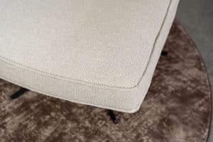 Beige fauteuil van Gusj met zwarte poot