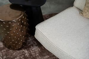 Beige fauteuil van Gusj met zwarte poot