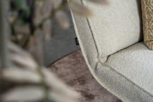 Beige fauteuil van Gusj met zwarte poot