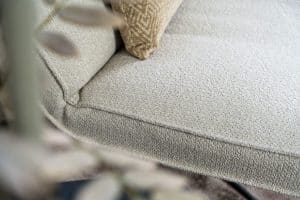 Beige fauteuil van Gusj met zwarte poot