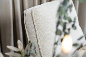 Beige fauteuil van Gusj met zwarte poot