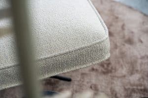 Beige fauteuil van Gusj met zwarte poot