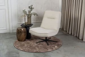Beige fauteuil van Gusj met zwarte poot