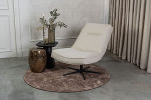 Beige fauteuil van Gusj met zwarte poot