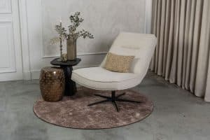 Beige fauteuil van Gusj met zwarte poot