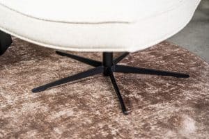 Beige fauteuil van Gusj met zwarte poot