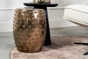 Beige fauteuil van Gusj met zwarte poot