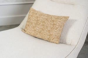 Beige fauteuil van Gusj met zwarte poot
