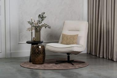 Beige fauteuil van Gusj met zwarte poot