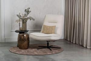 Beige fauteuil van Gusj met zwarte poot