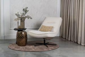 Beige fauteuil van Gusj met zwarte poot