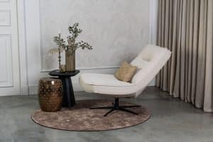 Beige fauteuil van Gusj met zwarte poot