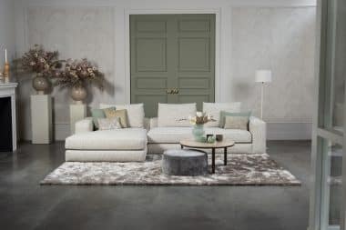Lichte elementenbank Eva in zachte stof met natural en groene woonaccessoires