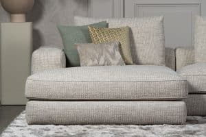 Lichte elementenbank Eva in zachte stof met natural en groene woonaccessoires
