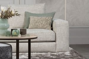 Lichte elementenbank Eva in zachte stof met natural en groene woonaccessoires
