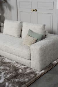 Lichte elementenbank Eva in zachte stof met natural en groene woonaccessoires