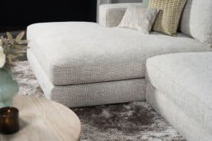 Lichte elementenbank Eva in zachte stof met natural en groene woonaccessoires