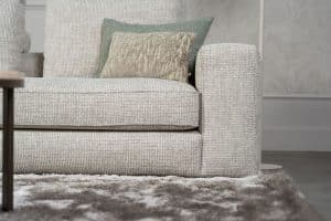 Lichte elementenbank Eva in zachte stof met natural en groene woonaccessoires
