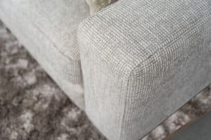 Lichte elementenbank Eva in zachte stof met natural en groene woonaccessoires