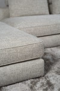 Lichte elementenbank Eva in zachte stof met natural en groene woonaccessoires