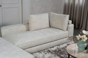 Lichte elementenbank Eva in zachte stof met natural en groene woonaccessoires